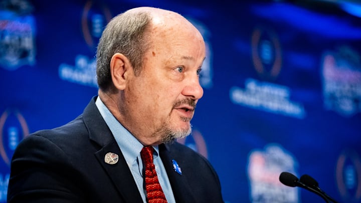 Dec 31, 2024; Atlanta, Georgia, USA; Peach Bowl President and CEO Gary P. Stokan addressed the gathered media ahead of the Joint head coaches Press Conference at the Westin Peachtree Plaza in Atlanta, Georgia on Dec. 31, 2024, ahead of the Peach Bowl College Football Quarterfinal Game on New Years Day. Texas Longhorns head coach Steve Sarkisian joined Arizona State Sun Devils head coach Kenny Dillingham at the press conference. Mandatory Credit: Sara Diggins/USA TODAY Network via Imagn Images Dec 31, 2024; Atlanta, Georgia, USA; Peach Bowl President and CEO Gary P. Stokan addressed the gathered media ahead of the Joint head coaches Press Conference at the Westin Peachtree Plaza in Atlanta, Georgia on Dec. 31, 2024, ahead of the Peach Bowl College Football Quarterfinal Game on New Years Day. Texas Longhorns head coach Steve Sarkisian joined Arizona State Sun Devils head coach Kenny Dillingham at the press conference. Mandatory Credit: Sara Diggins/USA TODAY Network via Imagn Images