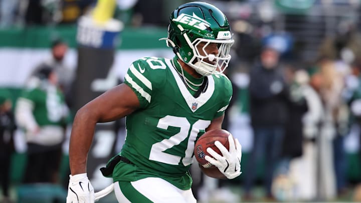 Jan 5, 2025; East Rutherford, New Jersey, USA; New York Jets running back Breece Hall (20) during pregame warmups for their game against the Miami Dolphins at MetLife Stadium. Mandatory Credit: Ed Mulholland-Imagn Images Jan 5, 2025; East Rutherford, New Jersey, USA; New York Jets running back Breece Hall (20) during pregame warmups for their game against the Miami Dolphins at MetLife Stadium. Mandatory Credit: Ed Mulholland-Imagn Images