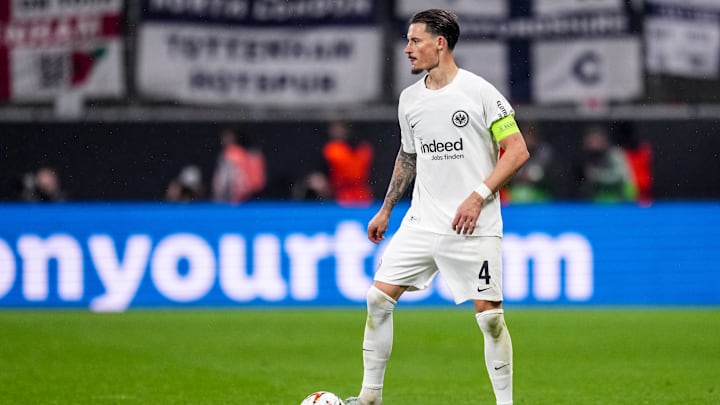 Robin Koch im Eintracht-Trikot. In der kommenden Saison wird er immer mit der Binde am Arm auflaufen Robin Koch im Eintracht-Trikot. In der kommenden Saison wird er immer mit der Binde am Arm auflaufen