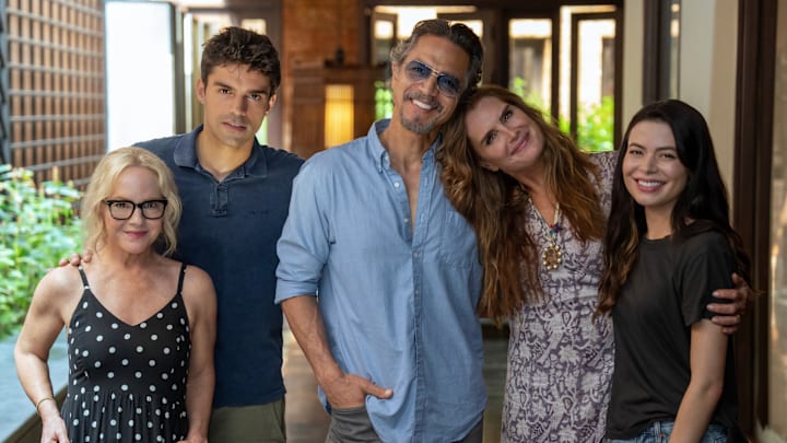 Mother of the Bride. (L-R) Rachael Harris, Sean Teale, Benjamin Bratt, Brooke Shields and Miranda Cosgrove during pre production for Mother of the Bride. Cr. Sasidis Sasisakulporn/Netflix © 2023