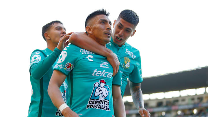 Ángel Mena (center) sparked León to a big home win over Monterrey to keep the team's Liga MX playoff dreams alive.