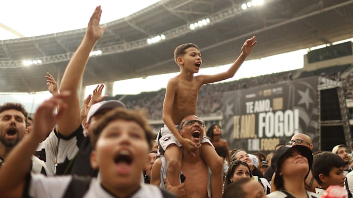 Torcedores do Botafogo no Nilton Santos. 