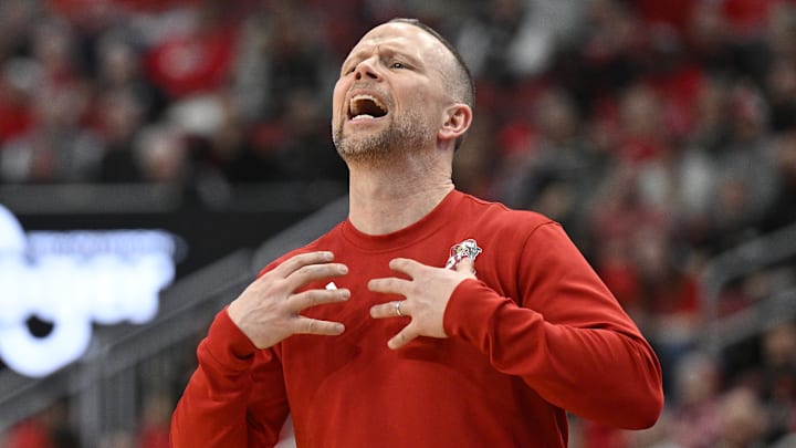 Mar 5, 2025; Louisville, Kentucky, USA; Louisville Cardinals head coach Pat Kelsey calls out instructions during the first half against the California Golden Bears at KFC Yum! Center. Mar 5, 2025; Louisville, Kentucky, USA; Louisville Cardinals head coach Pat Kelsey calls out instructions during the first half against the California Golden Bears at KFC Yum! Center.