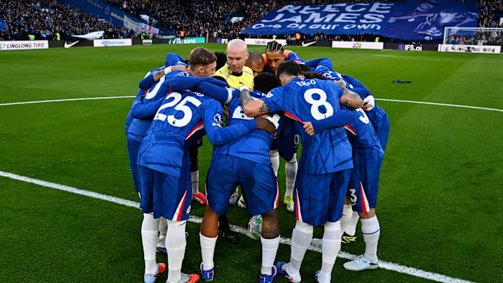 Les Blues ont encerclé l'arbitre au centre du terrain face à Newcastle
