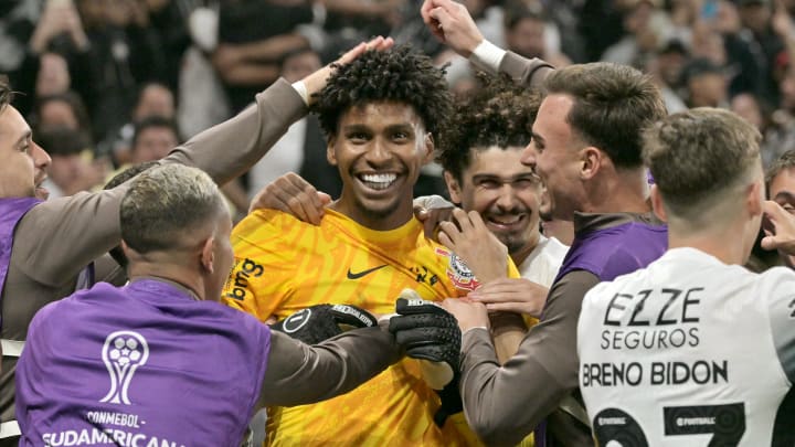 Corinthians eliminou o Red Bull Bragantino nos pênaltis após goleiro Hugo Souza defender três cobranças