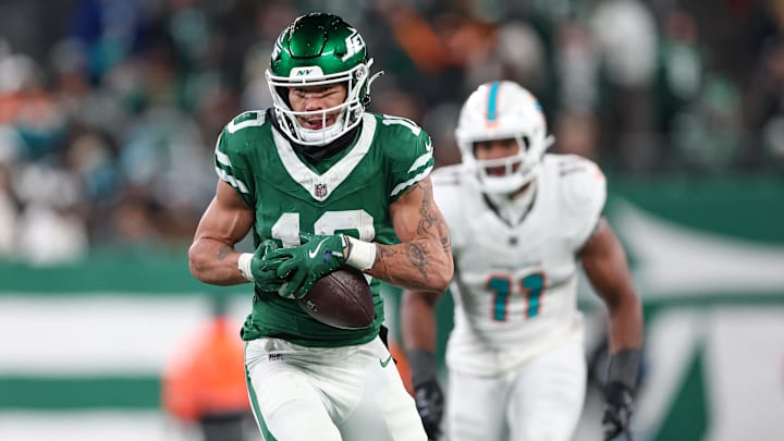 Jan 5, 2025; East Rutherford, New Jersey, USA; New York Jets wide receiver Allen Lazard (10) catches the ball during the second half against the Miami Dolphins at MetLife Stadium. Mandatory Credit: Vincent Carchietta-Imagn Images