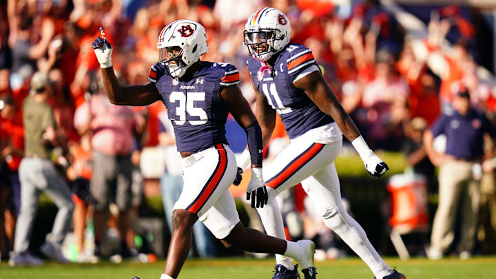  Auburn Tigers linebacker Jalen McLeod (35) 