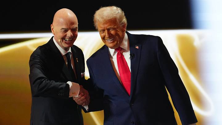 Gianni Infantino und Donald Trump inszenieren sich in der Öffentlichkeit als beste Freunde Gianni Infantino und Donald Trump inszenieren sich in der Öffentlichkeit als beste Freunde
