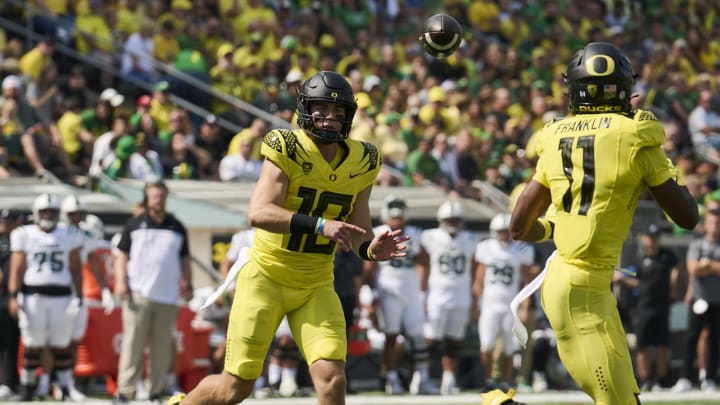 Sep 2, 2023; Eugene, Oregon, USA; Oregon Ducks quarterback Bo Nix (10) throws a touchdown pass to