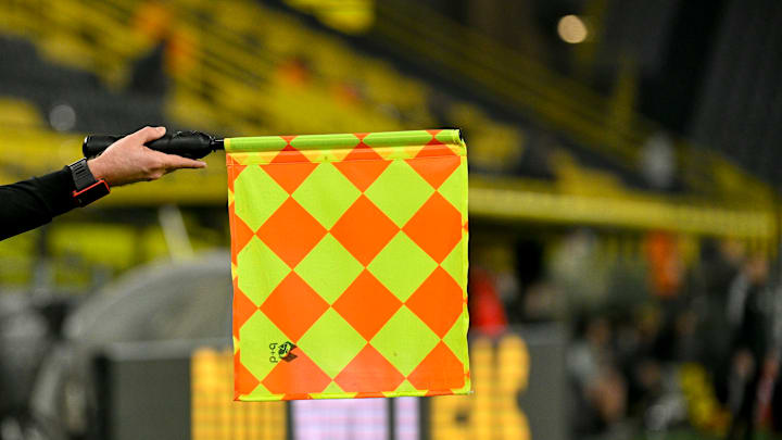 Die Fahne des Linienrichters signalisiert Abseits