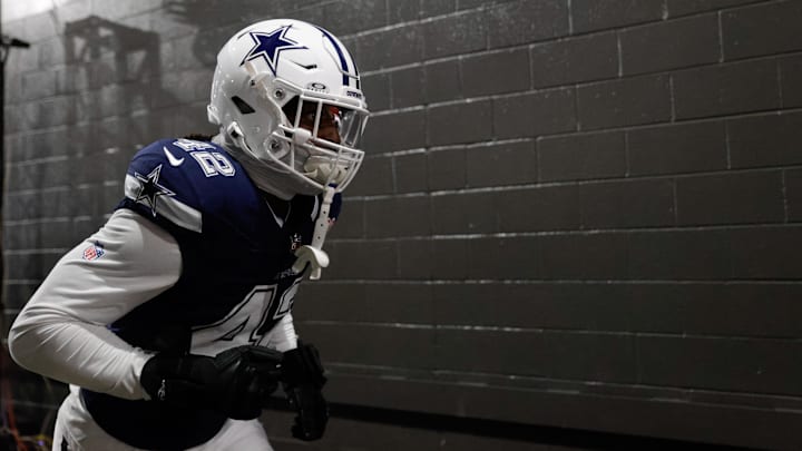 Dallas Cowboys defensive end Jadeveon Clowney runs onto the field prior to the game against the Washington Commanders 