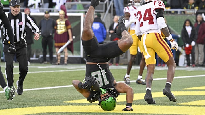Nov 22, 2025; Eugene, Oregon, USA; Oregon Ducks tight end Kenyon Sadiq (18) catches a pass for a touch down during the second half at Autzen Stadium. Mandatory Credit: Troy Wayrynen-Imagn Images