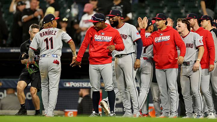 José Ramírez celebra con sus compañeros la victoria en el Juego 4. José Ramírez celebra con sus compañeros la victoria en el Juego 4.