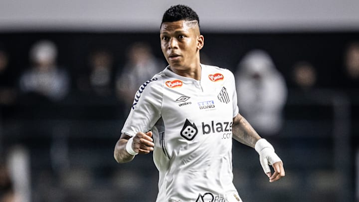 Billy Arce chegou ao Santos em julho e tem contrato até dezembro de 2025