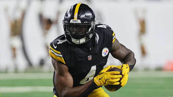 Pittsburgh Steelers wide receiver DK Metcalf (4) runs with the ball against the Cincinnati Bengals during the fourth quarter at Paycor Stadium. Pittsburgh Steelers wide receiver DK Metcalf (4) runs with the ball against the Cincinnati Bengals during the fourth quarter at Paycor Stadium.
