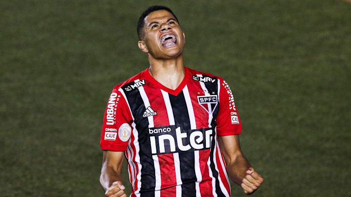 Times da 2ª Divisão da Inglaterra disputam contratação de Gabriel Sara, do São Paulo. 