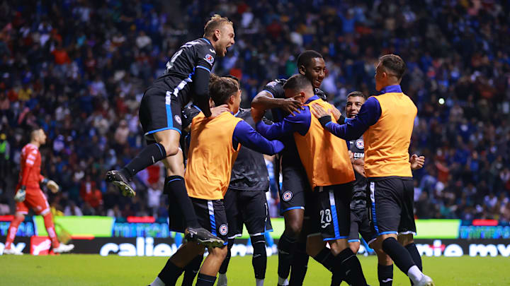 Jugadores de Cruz Azul celebran un gol.