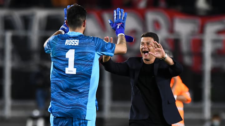 Sebastián Battaglia llega con aire tras el triunfo en el Superclásico.