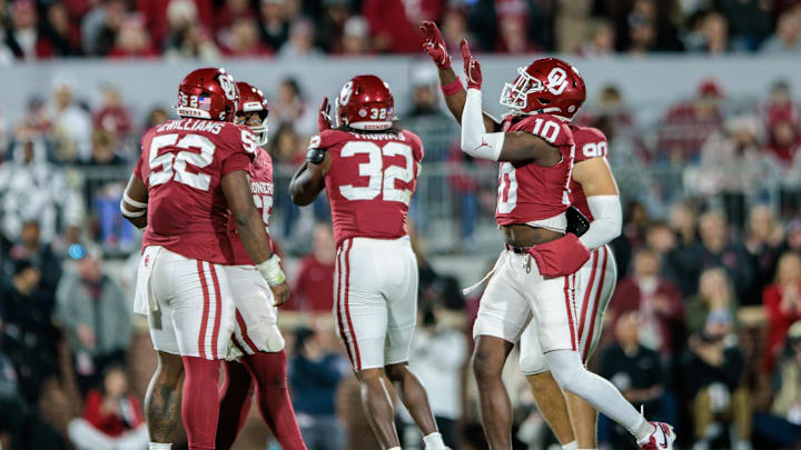 Oklahoma linebacker Kip Lewis (10) Oklahoma linebacker Kip Lewis (10)