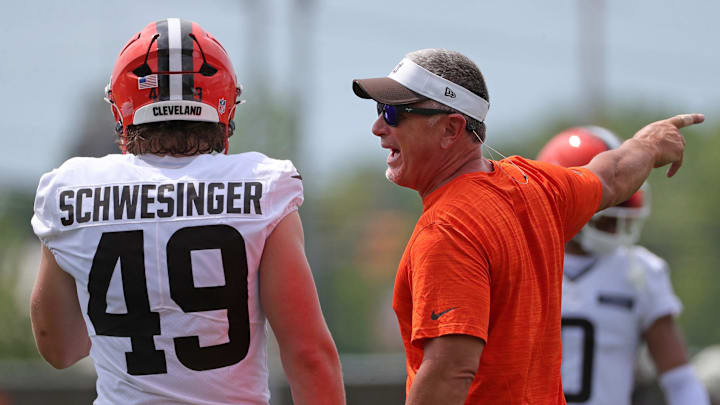 Cleveland Browns defensive coordinator Jim Schwartz has a word with linebacker Carson Schwesinger (49) during NFL training camp at CrossCountry Mortgage Campus, Friday, July 25, 2025, in Berea, Ohio.