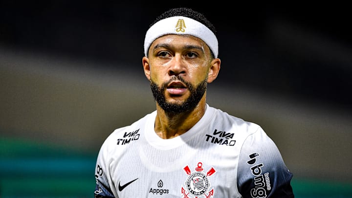 Memphis Depay vive um momento de tensão no Corinthians Memphis Depay vive um momento de tensão no Corinthians