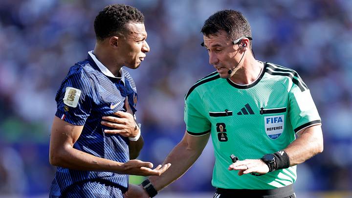 Kylian Mbappé im Austausch mit Ilgiz Tantashev Kylian Mbappé im Austausch mit Ilgiz Tantashev