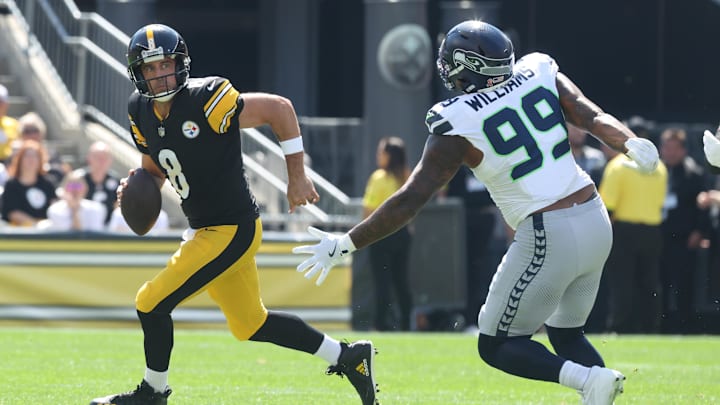 Aaron Rodgers is incredible at play-action fakes.