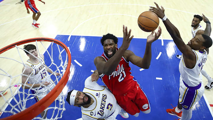 Hay quienes no descartan que Lakers y 76ers acuerden un pacto por Joel Embiid