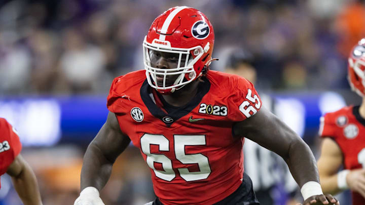 Georgia Bulldogs offensive lineman Amarius Mims (65) 