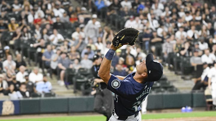 Seattle Mariners third base Jason Vosler (35) catches a fly ball hit by Chicago White Sox outfielder Andrew Benintendi (23) during the fourth inning at Guaranteed Rate Field in 2024.