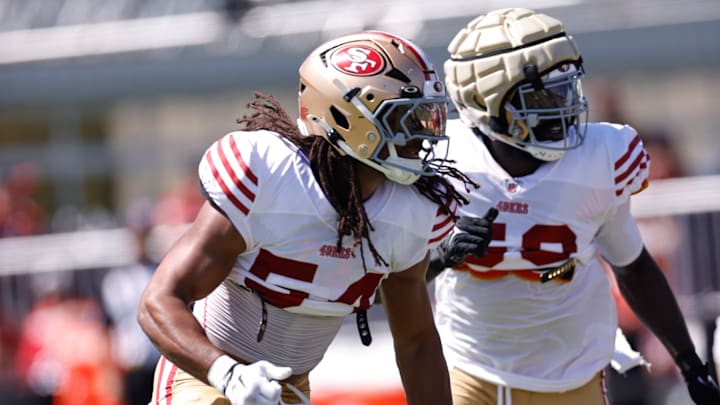 San Francisco 49ers linebacker Fred Warner (L)