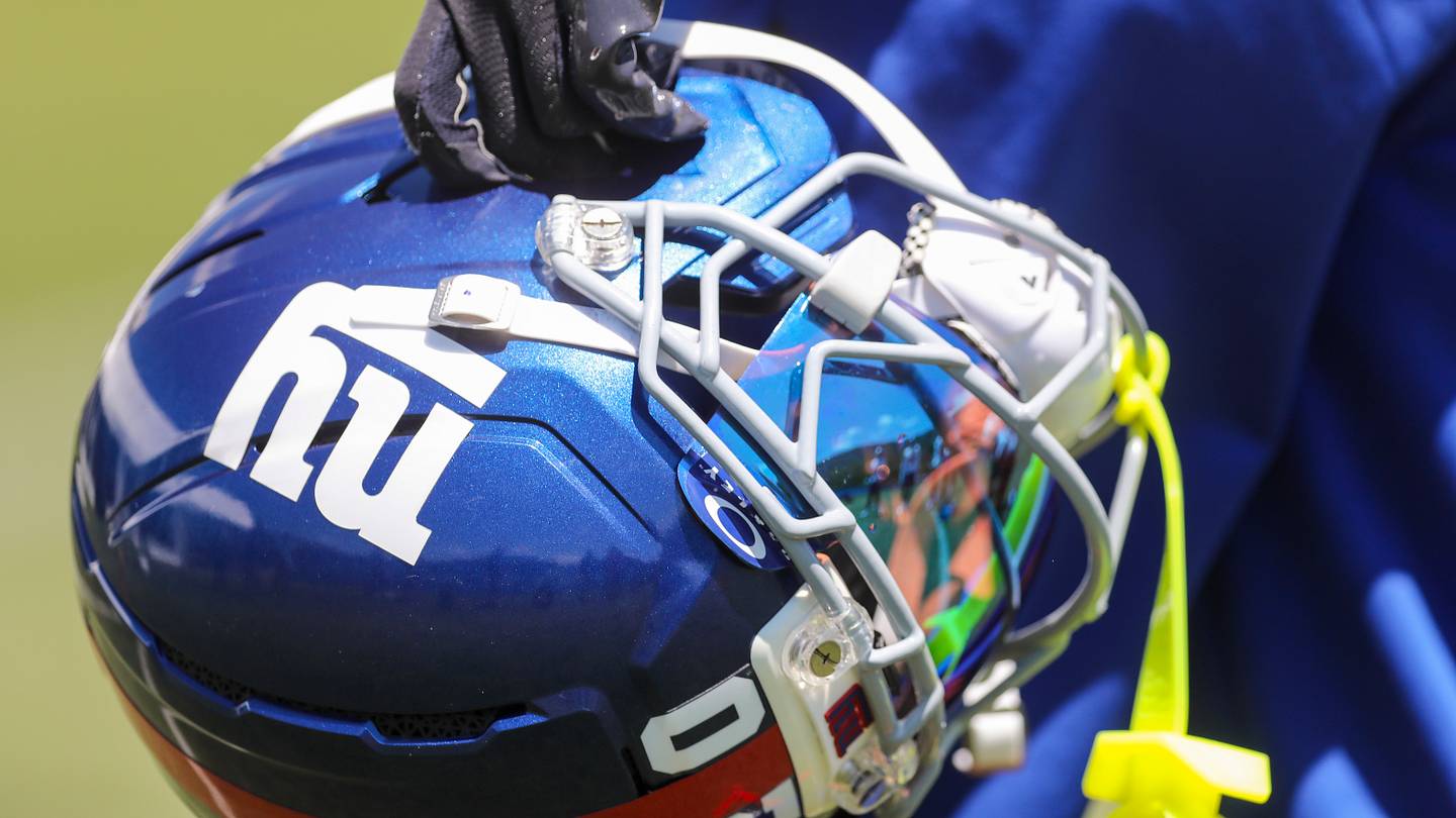 Rain, Penalties and a Rookie Standout: Takeaways From the Giants' First Padded Practice