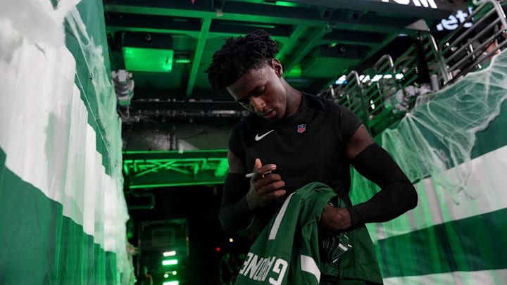 New York Jets cornerback Sauce Gardner (1) signs an autograph for a fan before the game, Thursday, October 31, 2024, in East Rutherford. New York Jets cornerback Sauce Gardner (1) signs an autograph for a fan before the game, Thursday, October 31, 2024, in East Rutherford.