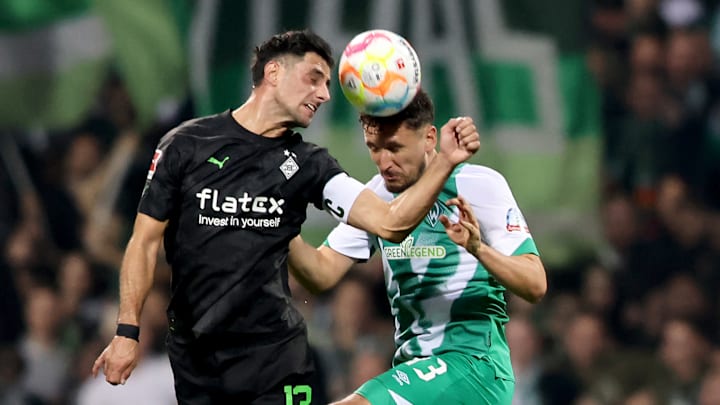 Lars Stindl (l.) im Kopfballduell mit Milos Veljkovic