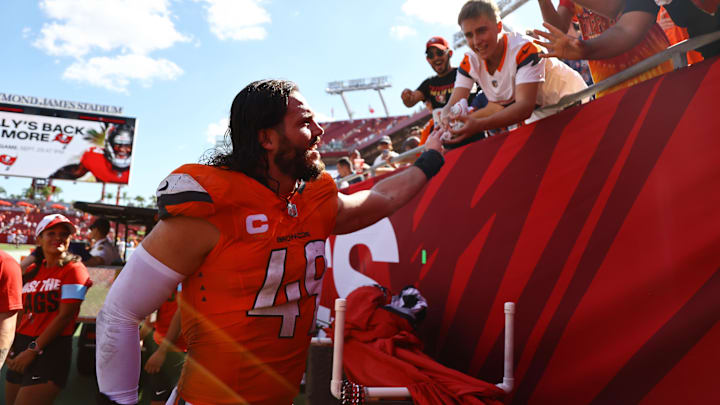 Sep 22, 2024; Tampa, Florida, USA; Denver Broncos linebacker Alex Singleton (49) greets fans after the game against the Tampa Bay Buccaneers at Raymond James Stadium. Sep 22, 2024; Tampa, Florida, USA; Denver Broncos linebacker Alex Singleton (49) greets fans after the game against the Tampa Bay Buccaneers at Raymond James Stadium.