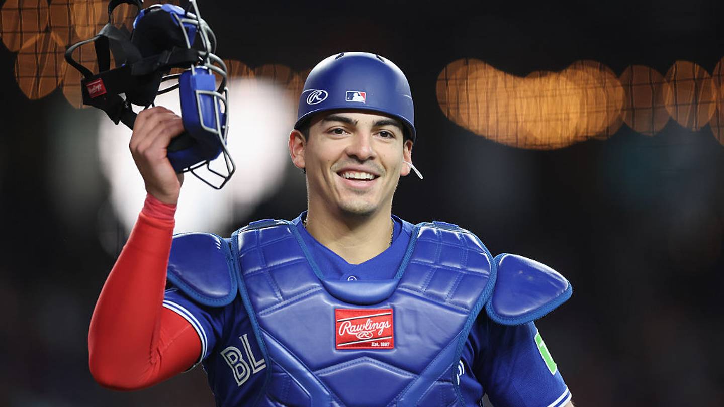 El mexicano Brandon Valenzuela, nominado al Guante de Oro 2026 tras una brillante temporada defensiva con Toronto