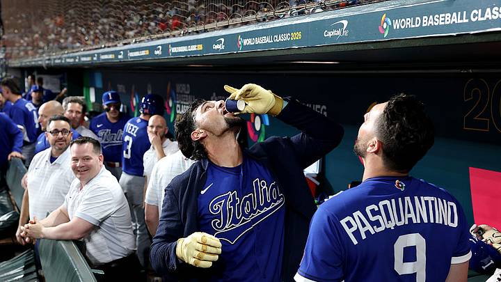 Jac Caglianone celebra con un espresso ante la mirada de Vinnie Pasquantino. Jac Caglianone celebra con un espresso ante la mirada de Vinnie Pasquantino.