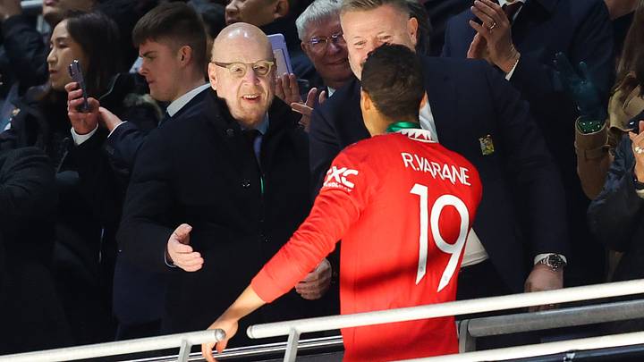 Avram Glazer y Raphael Varane en el Manchester United Avram Glazer y Raphael Varane en el Manchester United