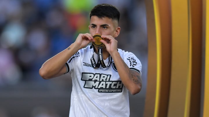 Almada é uma das estrelas do Fogão