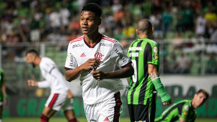 Matheus França abriu o caminho e Flamengo venceu mais uma vez fora de casa