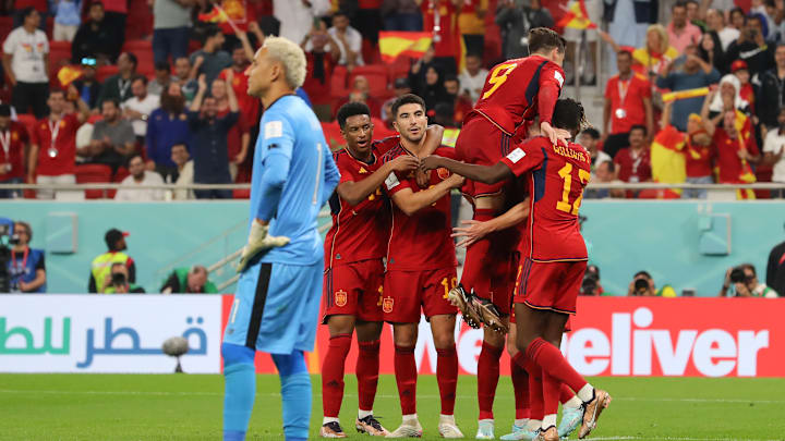 Espanhóis venceram a Costa Rica por 7 a 0 e aparecem como um dos favoritos ao título