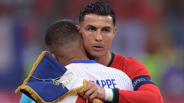 Cristiano Ronaldo y Kylian Mbappé en un partido de las selecciones de Francia y Portugal 