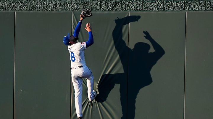 Jul 8, 2025; Kansas City, Missouri, USA; Kansas City Royals center fielder Kyle Isbel (28) is unable to catch a home run ball hit by Pittsburgh Pirates center fielder Pittsburgh Pirates second baseman Nick Gonzales (not pictured) during the seventh inning at Kauffman Stadium. Mandatory Credit: Jay Biggerstaff-Imagn Images