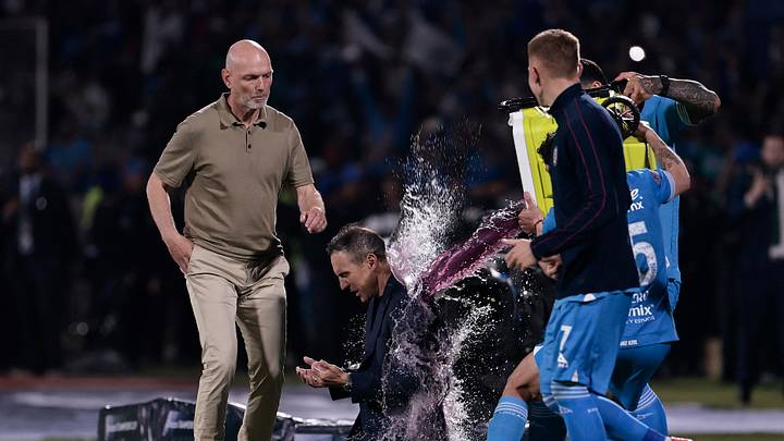 Vicente Sánchez agradecía mientras los jugadores de Cruz Azul le aventaban agua para festejar el título de Concacaf Vicente Sánchez agradecía mientras los jugadores de Cruz Azul le aventaban agua para festejar el título de Concacaf
