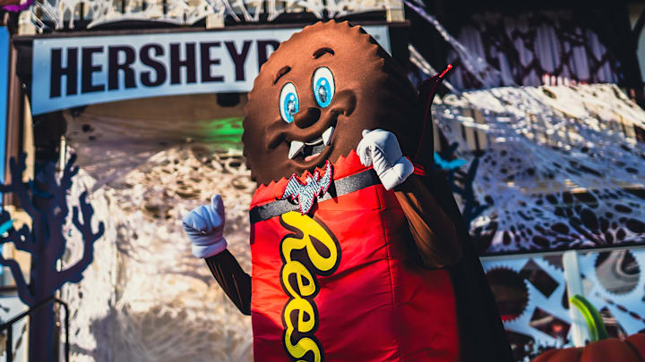 Hersheypark Hersheypark Halloween Hershey Character Sweet Greets. Image courtesy Hershey, Chris Vroman