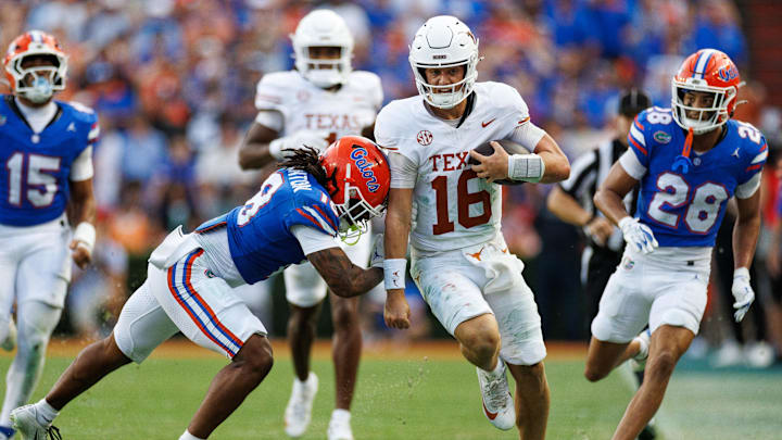 Oct 4, 2025; Gainesville, Florida, USA; Florida Gators linebacker Aaron Chiles (8) pushes Texas Longhorns quarterback Arch Manning (16) out of bounds during the second half at Ben Hill Griffin Stadium. Mandatory Credit: Matt Pendleton-Imagn Images Oct 4, 2025; Gainesville, Florida, USA; Florida Gators linebacker Aaron Chiles (8) pushes Texas Longhorns quarterback Arch Manning (16) out of bounds during the second half at Ben Hill Griffin Stadium. Mandatory Credit: Matt Pendleton-Imagn Images