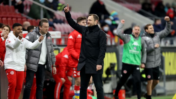 Nach dem nächsten Heimsieg freute sich die ganze Bank um Trainer Bo Svensson.