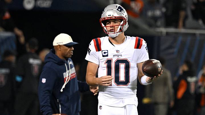 Oct 22, 2026; Chicago, Illinois, USA; New England Patriots quarterback Drake Maye (10) warms up prior to the game against the Chicago Bears at Soldier Field. Mandatory Credit: Matt Marton-Imagn Images Oct 22, 2026; Chicago, Illinois, USA; New England Patriots quarterback Drake Maye (10) warms up prior to the game against the Chicago Bears at Soldier Field. Mandatory Credit: Matt Marton-Imagn Images