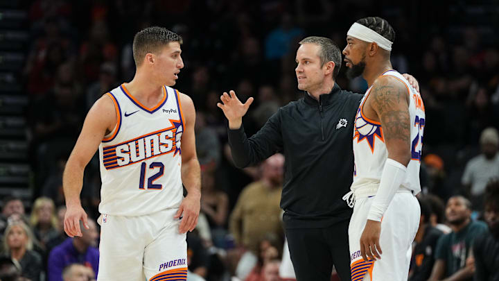 Phoenix Suns head coach Jordan Ott directs guards Collin Gillespie and Jordan Goodwin.