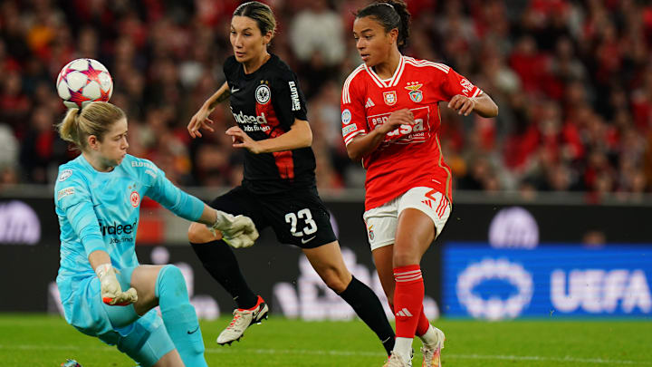 Stina Johannes (links) im Versuch den Torschuss abzuwehren